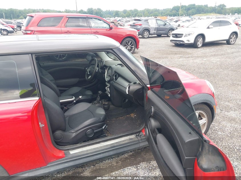 2009 Mini Cooper VIN WMWMF33549TT69056 IAAI salvage auction — NORMAL WEAR, Clear (Pennsylvania), sold $250 on 2026-09-23 (photo 5)