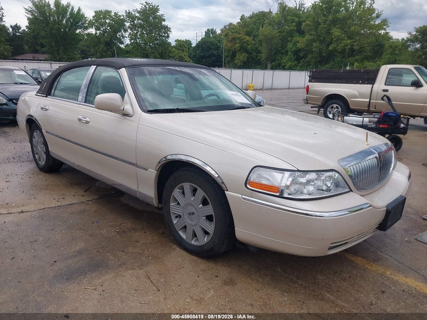2003 Lincoln TOWN CAR VIN 1LNHM83W23Y693158 — IAAI salvage auction photo