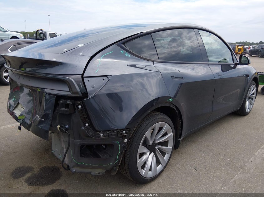 2026 Tesla Model y VIN 7SAYGDEE3TA390463 IAAI salvage auction — REAR END, Salvage Title, sold $21,300 on 2026-09-14 (photo 4)