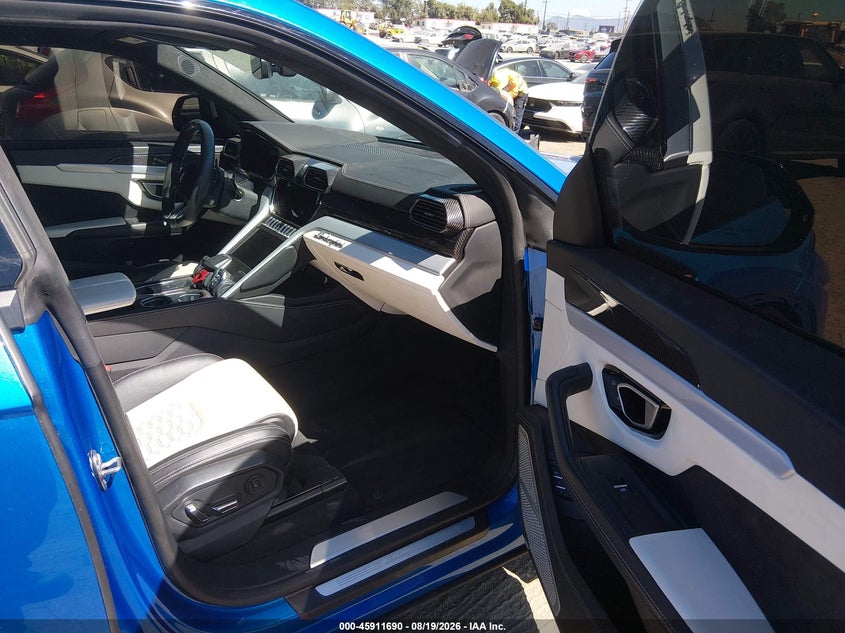 2020 Lamborghini Urus VIN ZPBUA1ZL1LLA06998 IAAI salvage auction — Left & Right Side, Clear, sold $115,000 on 2026-09-09 (photo 5)