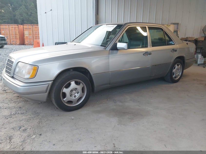 1995 Mercedes-benz E-klasse VIN WDBEA32E7SC256911 IAAI salvage auction — SIDE, Salvage (Georgia), sold $825 on 2026-10-07 (photo 2)