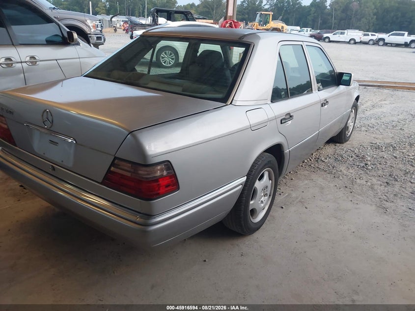 1995 Mercedes-benz E-klasse VIN WDBEA32E7SC256911 IAAI salvage auction — SIDE, Salvage (Georgia), sold $825 on 2026-10-07 (photo 4)