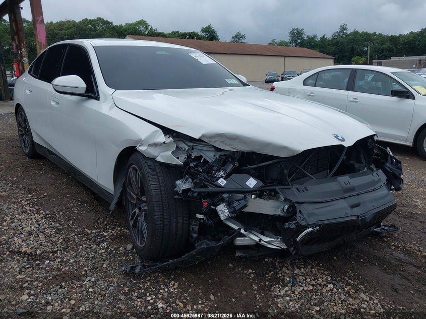 2025 BMW 5er VIN WBA53FJ04SCU25878 IAAI salvage auction — FRONT END, Salvage Title, sold $26,250 on 2026-10-10 (photo 1)