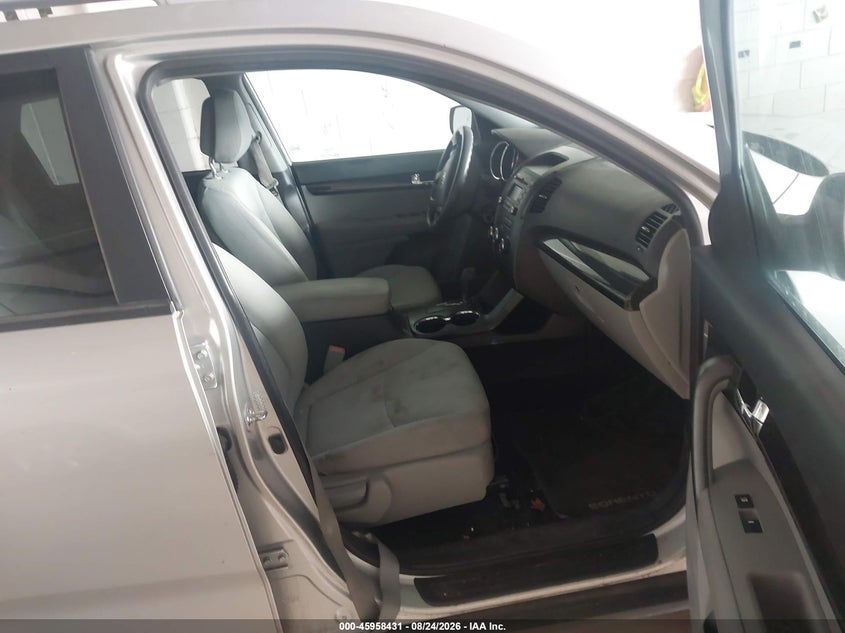 2011 Kia Sorento VIN 5XYKTDA27BG082488 IAAI salvage auction — NORMAL WEAR, Clear (Minnesota), sold $1,150 on 2026-09-08 (photo 5)