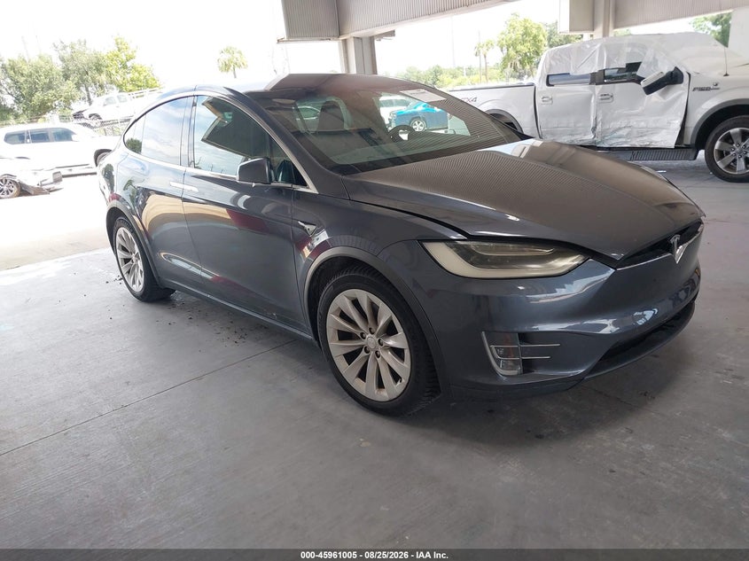 2017 Tesla Model x VIN 5YJXCDE20HF038302 — IAAI salvage auction photo