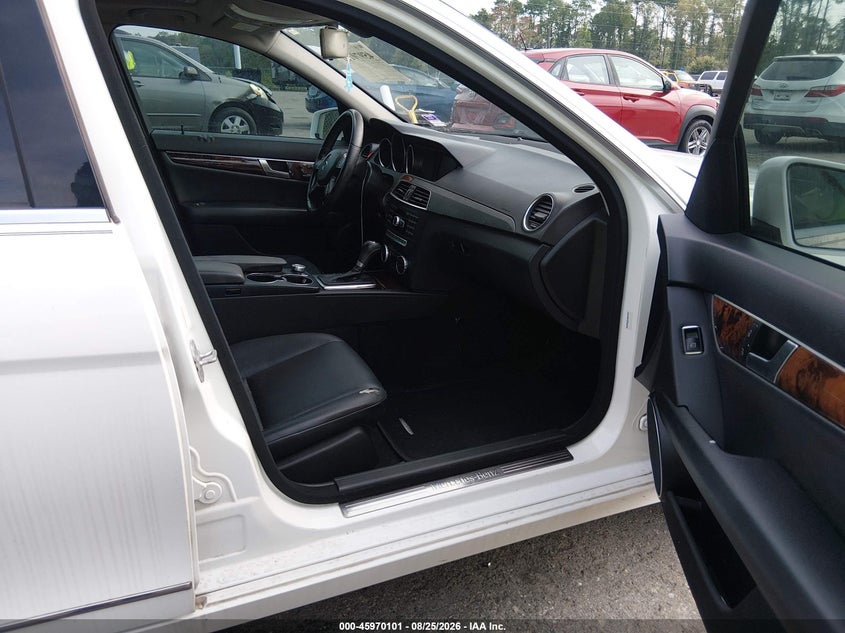 2014 Mercedes-benz C class VIN WDDGF4HB6EG246856 IAAI salvage auction — NORMAL WEAR, Clear (Florida), sold $1,400 on 2026-09-04 (photo 5)