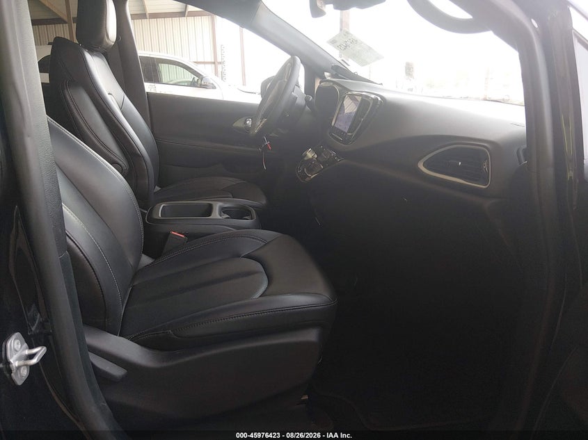 2025 Chrysler Pacifica VIN 2C4RC1BG3SR593344 IAAI salvage auction — NORMAL WEAR, Salvage Title, sold $12,900 on 2026-08-29 (photo 5)