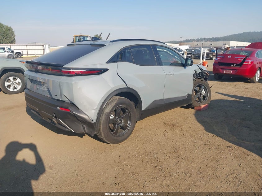 2026 Toyota C-hr VIN JTMAAAAD5TJ012961 IAAI salvage auction — RIGHT FRONT, Wait Title, sold $13,600 on 2026-09-22 (photo 4)