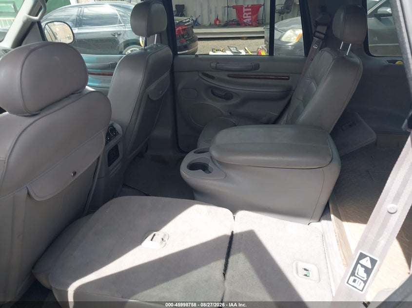 2002 Lincoln Navigator VIN 5LMFU28R92LJ02050 IAAI salvage auction — NORMAL WEAR, Regular (Nevada), sold $450 on 2026-09-25 (photo 8)