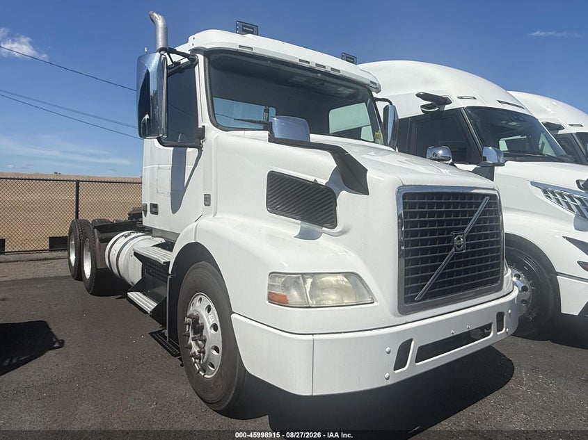 2015 Volvo Vnm64t VIN 4V4MC9DG8FN191865 — IAAI salvage auction photo