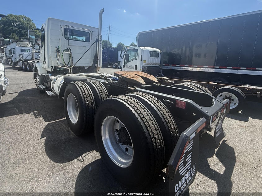 2015 Volvo Vnm64t VIN 4V4MC9DG8FN191865 IAAI salvage auction — NORMAL WEAR, Clear (New Jersey), sold $14,950 on 2026-09-19 (photo 4)