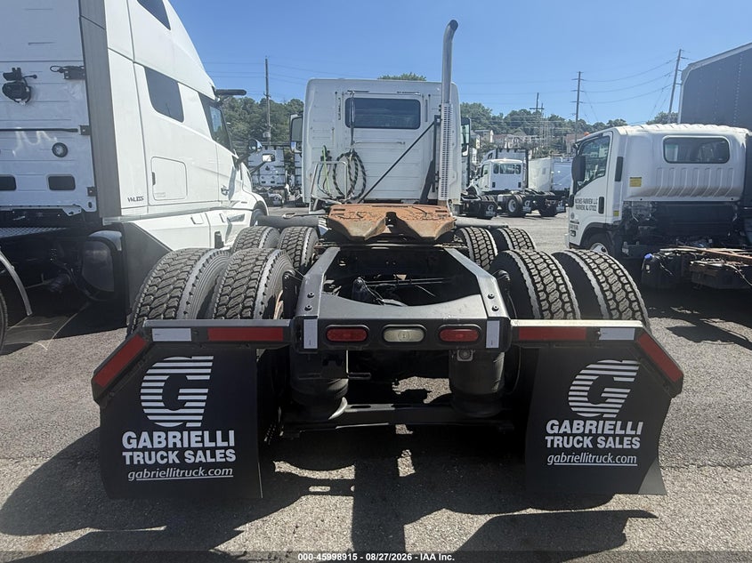 2015 Volvo Vnm64t VIN 4V4MC9DG8FN191865 IAAI salvage auction — NORMAL WEAR, Clear (New Jersey), sold $14,950 on 2026-09-19 (photo 5)
