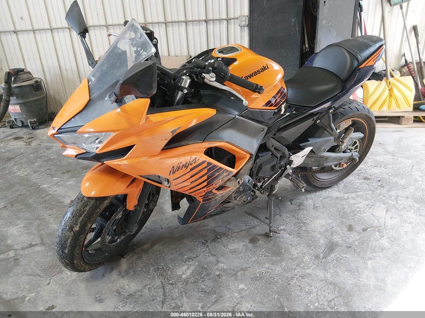2025 Kawasaki Ninja VIN ML5EXEP10SDAE0113 IAAI salvage auction — SIDE, Salvage Title, sold $2,250 on 2026-10-09 (photo 2)