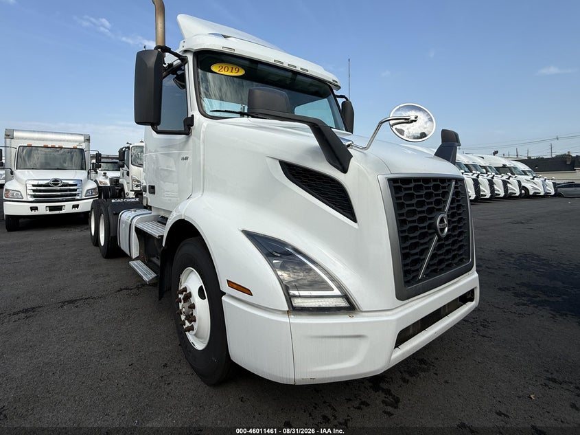 2019 Volvo Vnr64t VIN 4V4WC9EH5KN217705 IAAI salvage auction — NORMAL WEAR, Clear (New York), sold $29,950 on 2026-09-19 (photo 1)
