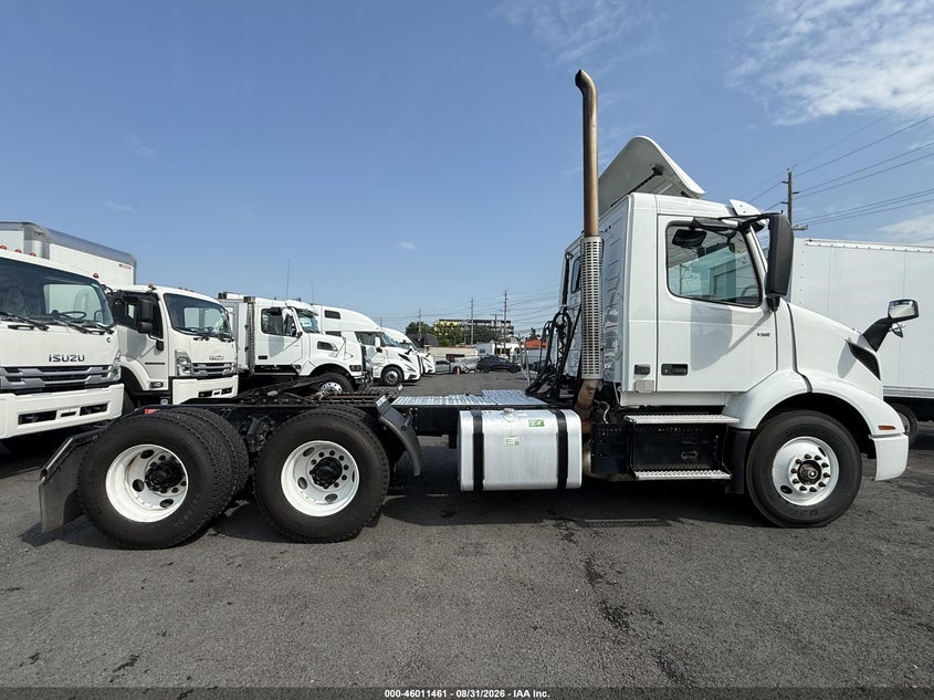 2019 Volvo Vnr64t VIN 4V4WC9EH5KN217705 IAAI salvage auction — NORMAL WEAR, Clear (New York), sold $29,950 on 2026-09-19 (photo 5)