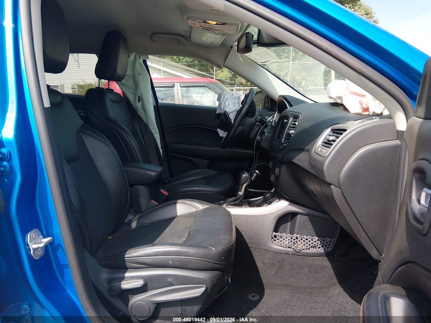 2019 Jeep Compass VIN 3C4NJDBB2KT656120 IAAI salvage auction — SIDE, Wait Title, sold $0 on 2026-10-04 (photo 5)