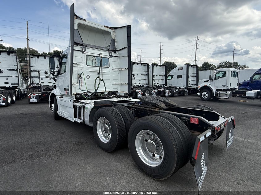 2019 Volvo Vnr64t VIN 4V4WC9EH8KN204320 IAAI salvage auction — NORMAL WEAR, Clear (New Jersey), sold $37,000 on 2026-09-23 (photo 3)