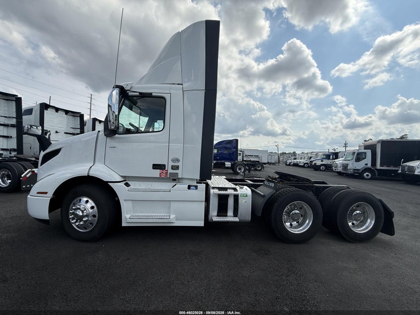 2019 Volvo Vnr64t VIN 4V4WC9EH8KN204320 IAAI salvage auction — NORMAL WEAR, Clear (New Jersey), sold $37,000 on 2026-09-23 (photo 6)