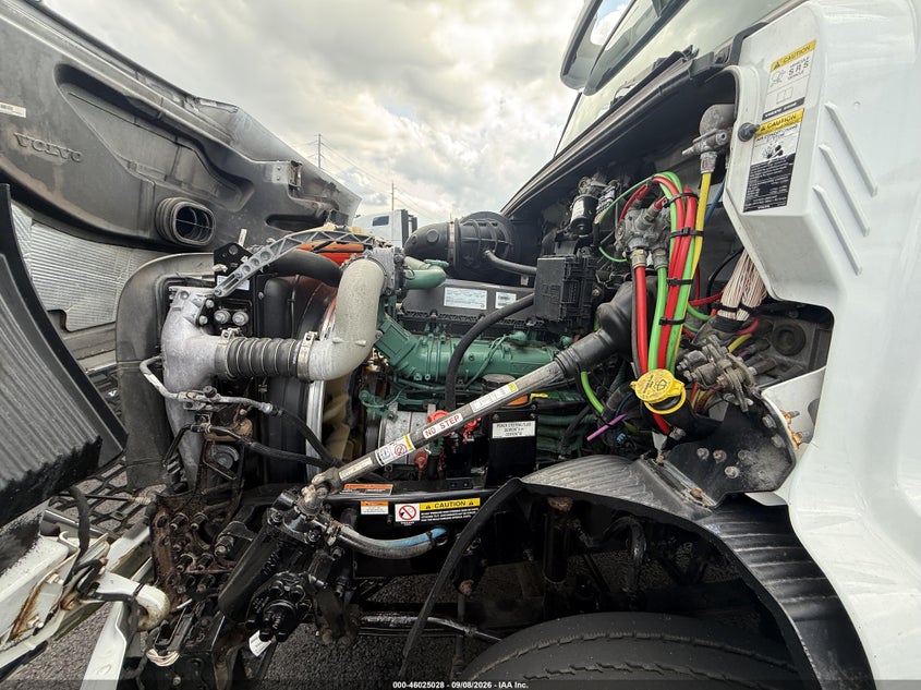 2019 Volvo Vnr64t VIN 4V4WC9EH8KN204320 IAAI salvage auction — NORMAL WEAR, Clear (New Jersey), sold $37,000 on 2026-09-23 (photo 9)