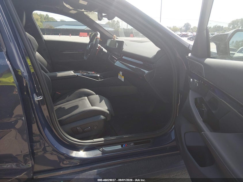 2027 BMW M5 VIN WBS83FK04VCY32031 IAAI salvage auction — RIGHT SIDE, Wait Title, sold $81,000 on 2026-10-05 (photo 5)