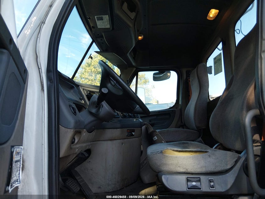 2013 Freightliner Cascadia 113 VIN 1FUBGADV2DLBW3605 IAAI salvage auction — NORMAL WEAR, Clear (Indiana), sold $1,050 on 2026-10-23 (photo 6)