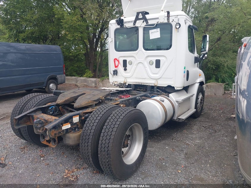 2013 Freightliner Cascadia 113 VIN 1FUBGADV2DLBW3605 IAAI salvage auction — NORMAL WEAR, Clear (Indiana), sold $1,050 on 2026-10-23 (photo 4)