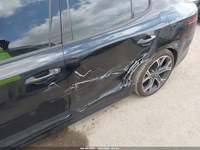 2018 Kia Stinger VIN KNAE45LC3J6011048 IAAI salvage auction — SIDE, Wait Title, sold $0 on 2026-10-17 (photo 6)
