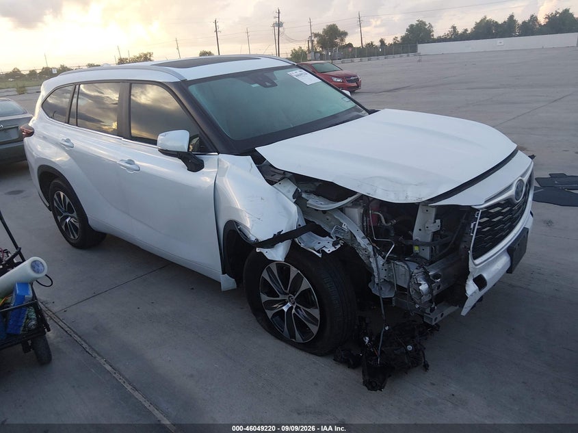 2024 Toyota Highlander hybrid VIN 5TDKARAH7RS530457 — IAAI salvage auction photo