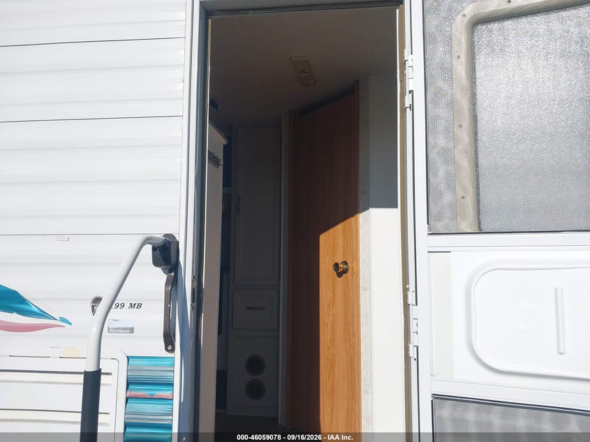 1997 Coachmen 5th Wheel VIN 1TC3B0947VG004935 IAAI salvage auction — Normal Wear & Tear, Clear, sold $100 on 2026-10-13 (photo 5)