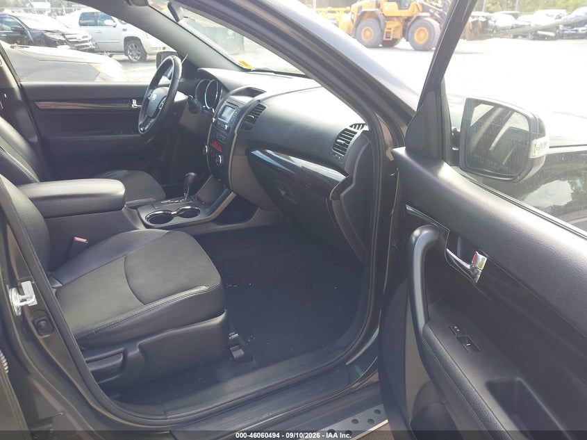 2012 Kia Sorento VIN 5XYKUCA67CG261318 IAAI salvage auction — SIDE, Wait Title, sold $625 on 2026-09-30 (photo 5)