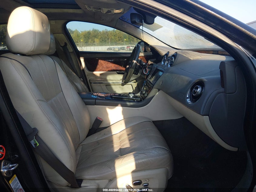 2011 Jaguar Xj series VIN SAJWA2GB2BLV02635 IAAI salvage auction — NORMAL WEAR, Clear (Tennessee), sold $1,275 on 2026-09-19 (photo 5)
