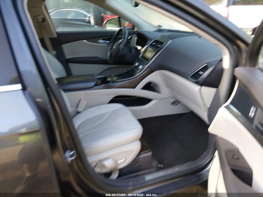 2017 Lincoln Mkx VIN 2LMPJ8LR6HBL39702 IAAI salvage auction — NORMAL WEAR, Clear (Virginia), sold $0 on 2026-10-02 (photo 5)