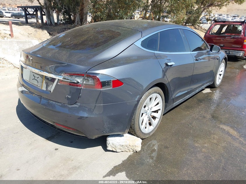 2017 Tesla Model s VIN 5YJSA1E14HF194073 IAAI salvage auction — NORMAL WEAR, Salvage Title, sold $5,150 on 2026-10-11 (photo 4)