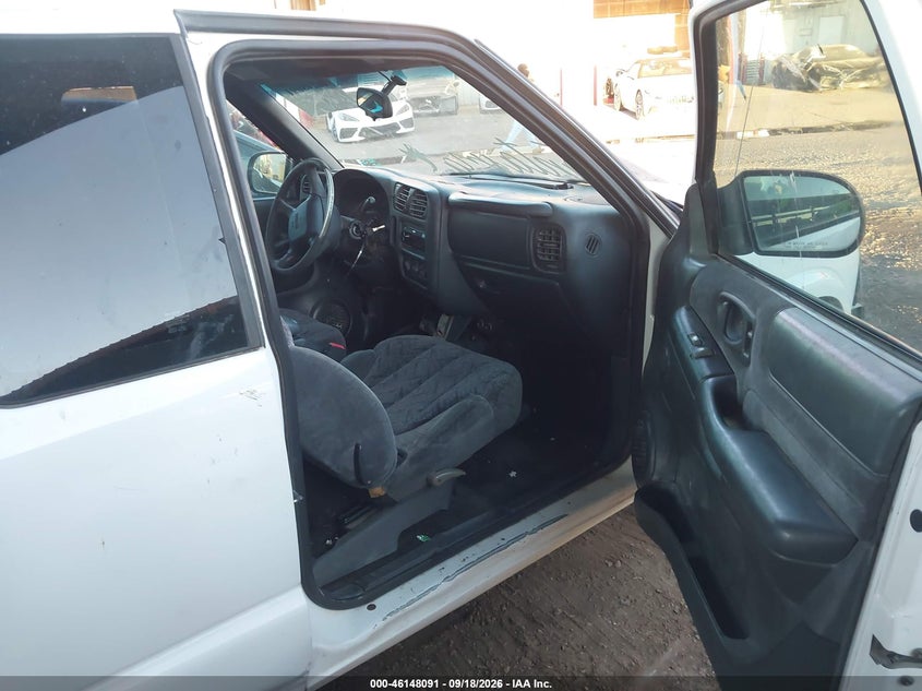 2001 GMC Sonoma VIN 1GTCS19W818245927 IAAI salvage auction — RIGHT SIDE, Salvage (Arizona), sold $750 on 2026-10-06 (photo 5)