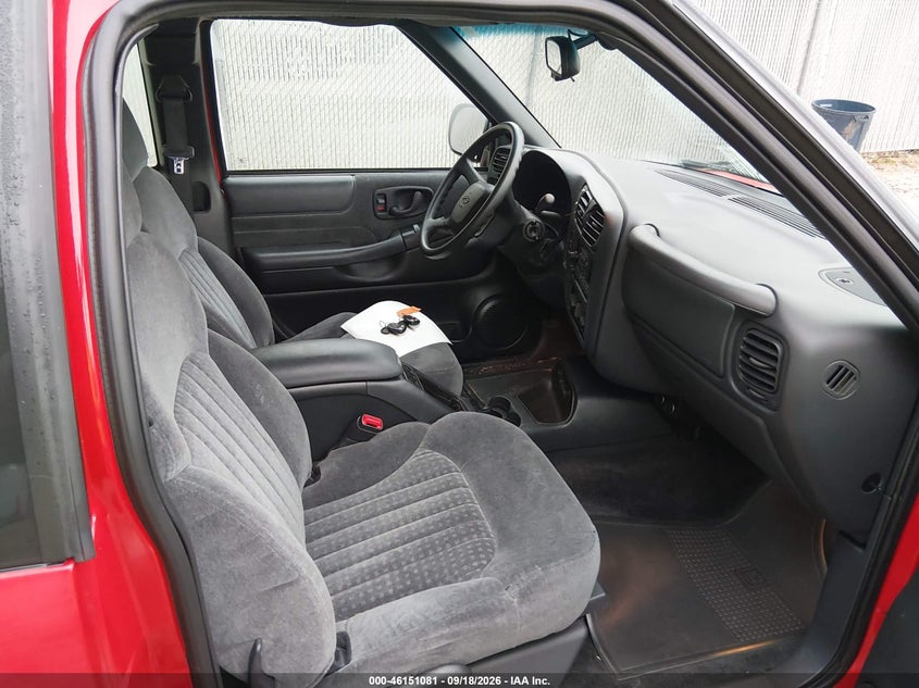 2000 Chevrolet S-10 pickup VIN 1GCDT19W6Y8274547 IAAI salvage auction — NORMAL WEAR, Clear, sold $14,100 on 2026-09-23 (photo 5)