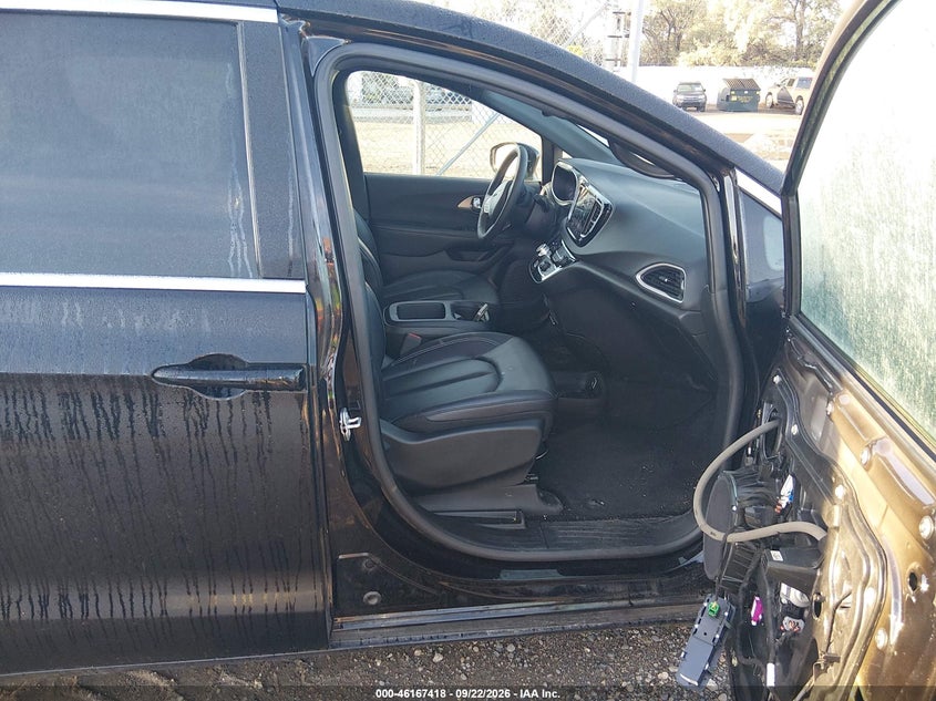 2025 Chrysler Pacifica VIN 2C4RC1BG9SR532547 IAAI salvage auction — SIDE, Salvage Title, sold $10,750 on 2026-10-14 (photo 5)