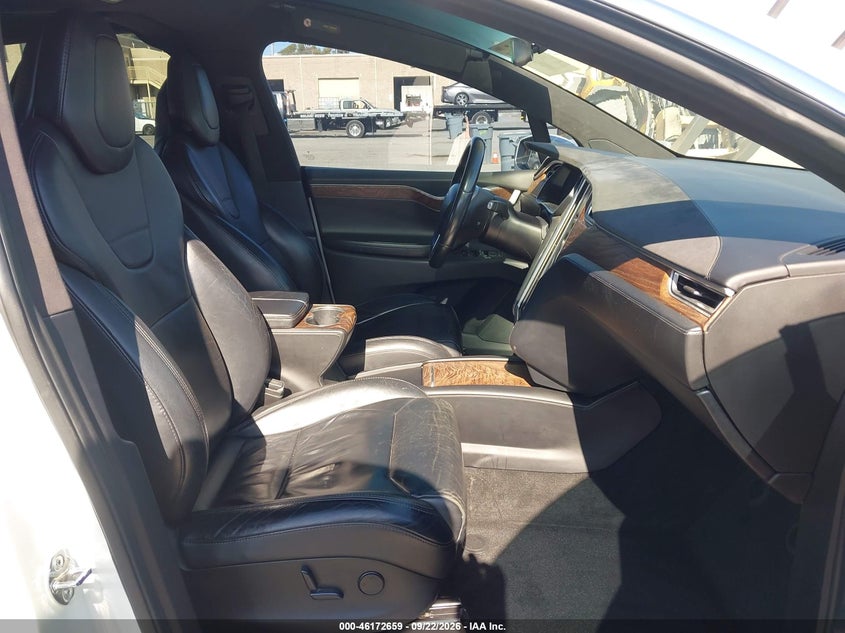 2017 Tesla Model x VIN 5YJXCBE20HF046095 IAAI salvage auction — REAR END, Salvage Title, sold $6,200 on 2026-10-15 (photo 5)
