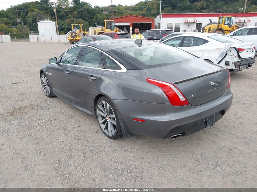 2019 Jaguar Xj VIN SAJWJ1CD8K8W20435 IAAI salvage auction — SIDE, Salvage (Pennsylvania), sold $13,600 on 2026-10-07 (photo 3)