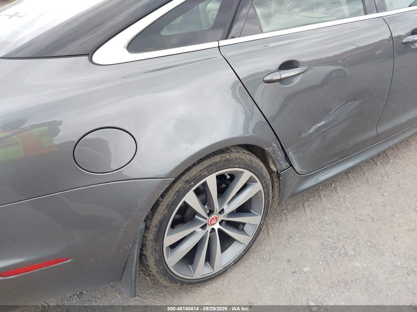 2019 Jaguar Xj VIN SAJWJ1CD8K8W20435 IAAI salvage auction — SIDE, Salvage (Pennsylvania), sold $13,600 on 2026-10-07 (photo 6)