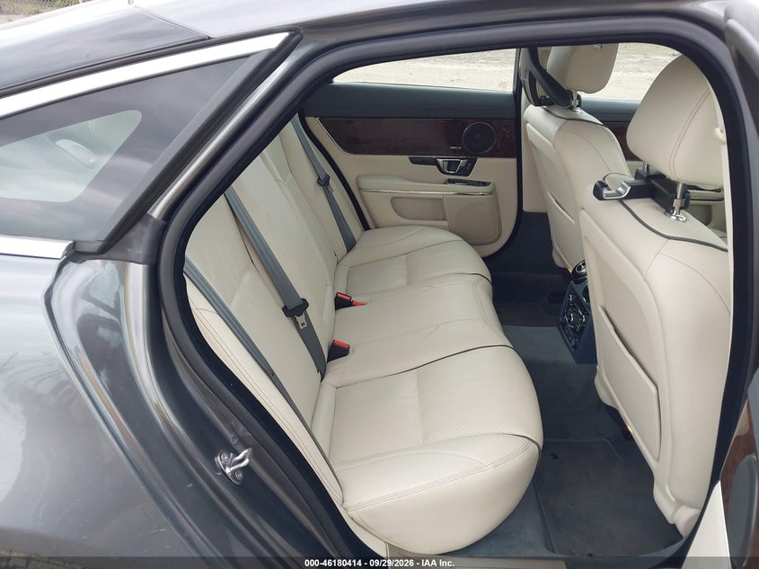 2019 Jaguar Xj VIN SAJWJ1CD8K8W20435 IAAI salvage auction — SIDE, Salvage (Pennsylvania), sold $13,600 on 2026-10-07 (photo 8)