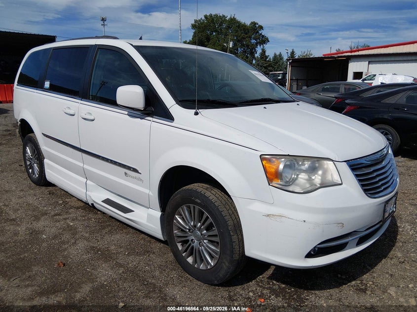 2015 Chrysler Town & country VIN 2C4RC1CG5FR504118 — IAAI salvage auction photo