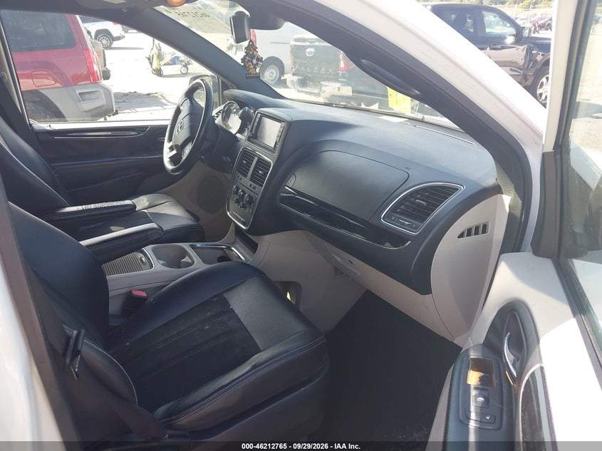 2019 Dodge Grand Caravan VIN 2C4RDGCGXKR619842 IAAI salvage auction — NORMAL WEAR, Clear (Florida), sold $550 on 2026-10-08 (photo 5)