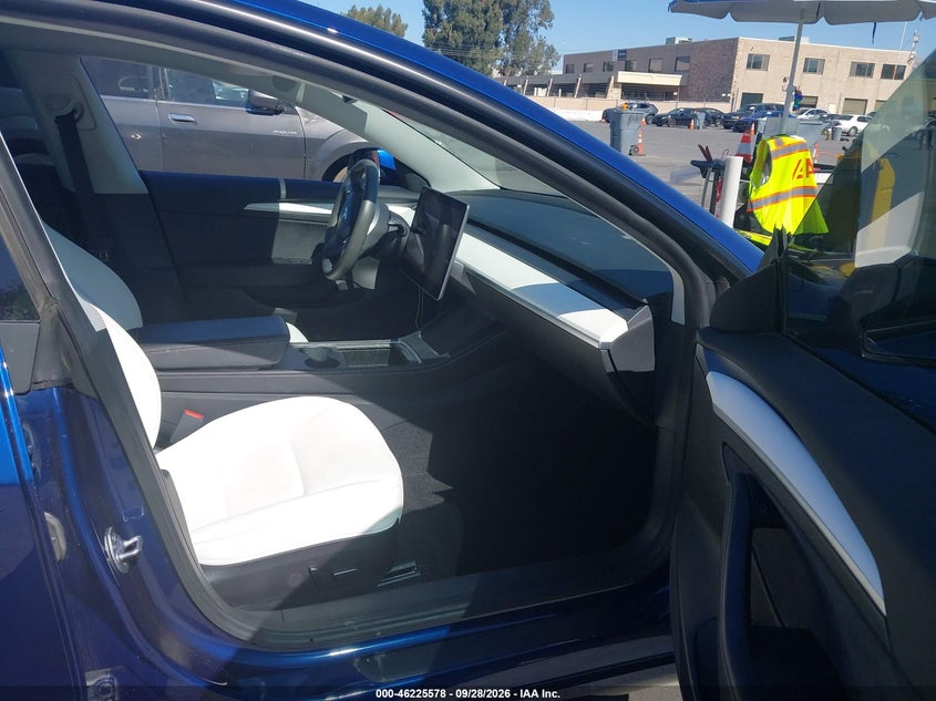 2022 Tesla Model 3 VIN 5YJ3E1EA4NF164611 IAAI salvage auction — REAR END, Salvage Title, sold $5,400 on 2026-10-16 (photo 5)