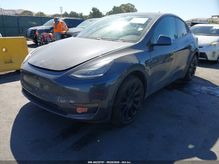 2020 Tesla Model y VIN 5YJYGDEE0LF051305 IAAI salvage auction — SIDE, Salvage (California), sold $10,500 on 2026-10-05 (photo 2)