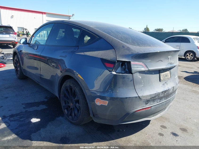 2020 Tesla Model y VIN 5YJYGDEE0LF051305 IAAI salvage auction — SIDE, Salvage (California), sold $10,500 on 2026-10-05 (photo 3)