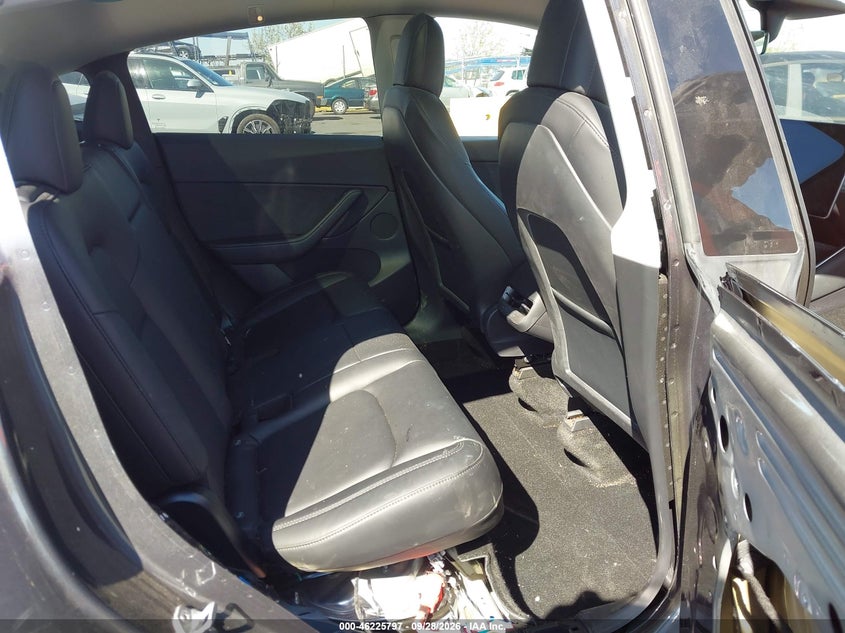 2020 Tesla Model y VIN 5YJYGDEE0LF051305 IAAI salvage auction — SIDE, Salvage (California), sold $10,500 on 2026-10-05 (photo 8)