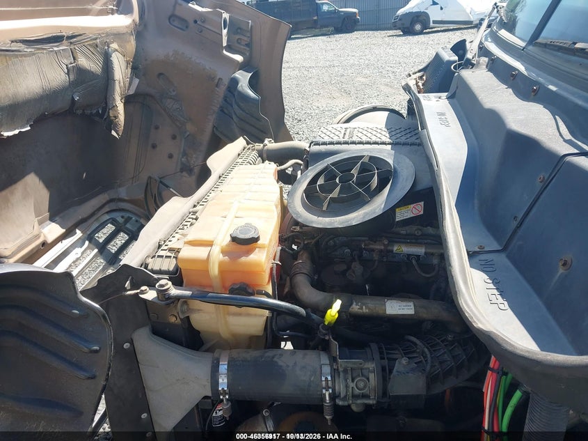 2014 Freightliner Cascadia 113 VIN 3AKJGHDV4ESFU9730 IAAI salvage auction — SIDE, Clear (New Jersey), sold $650 on 2026-10-21 (photo 9)