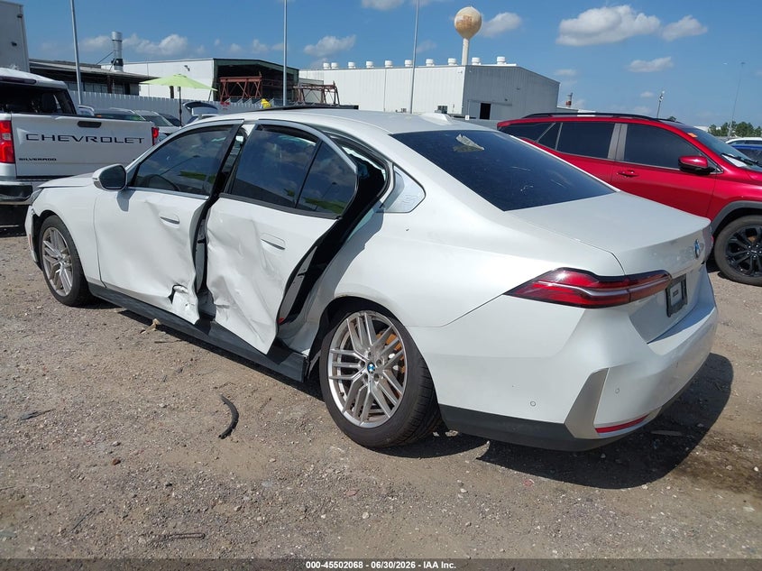 2024 BMW 5er VIN WBA43FJ05RCR64256 IAAI salvage auction — SIDE, Salvage Title, sold $24,300 on 2026-08-21 (photo 3)