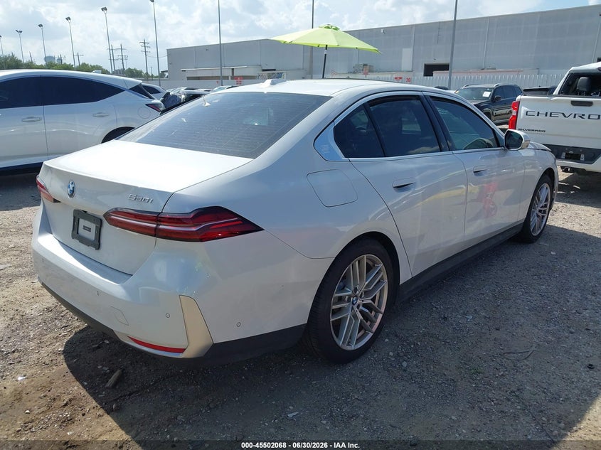2024 BMW 5er VIN WBA43FJ05RCR64256 IAAI salvage auction — SIDE, Salvage Title, sold $24,300 on 2026-08-21 (photo 4)