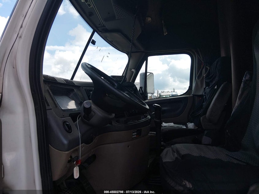 2016 Freightliner Cascadia 125 VIN 3AKJGLBGXGSHT7291 IAAI salvage auction — UNKNOWN, Salvage (Mississippi), sold $8,400 on 2026-09-16 (photo 3)